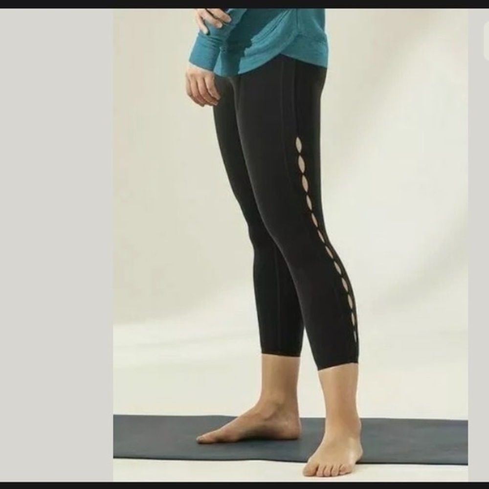 Athleta Horizon Scallop High Rise Capri in Powervita Fabric
